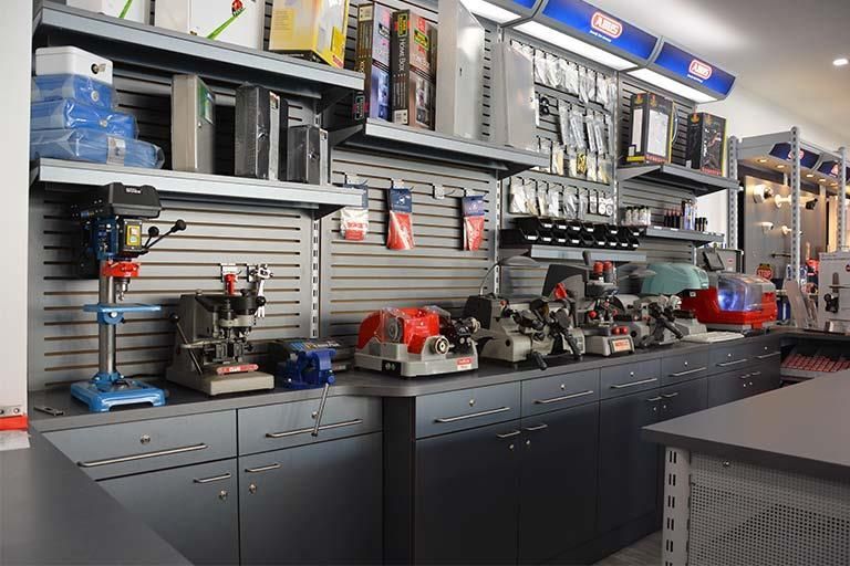 Ein Laden voller Werkzeuge, darunter auch eine Bohrmaschine