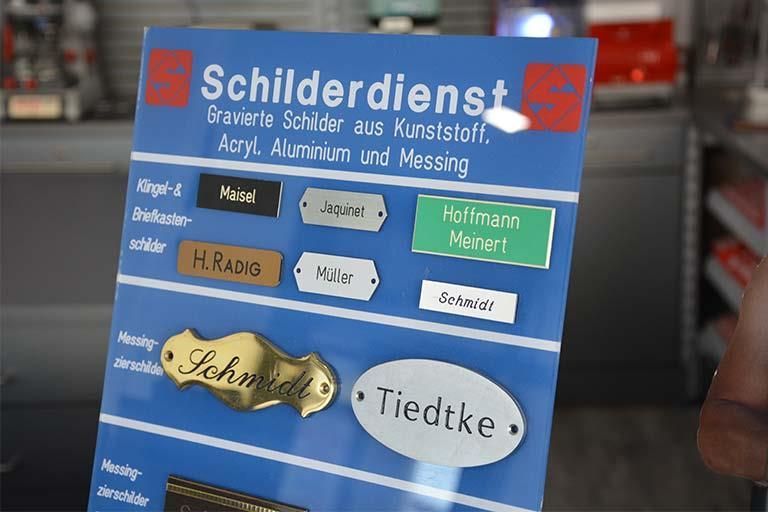 Ein blaues Schild mit der Aufschrift Schilderdienst