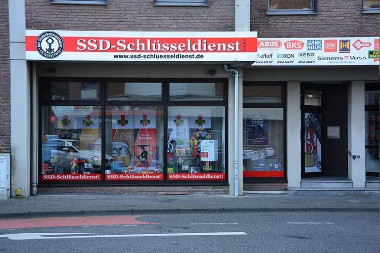 Ein Ladenlokal mit einem Schild mit der Aufschrift „SSD-Schlüsseldienst“