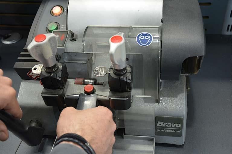 Eine Person benutzt eine Maschine, auf der „Bravo“ steht