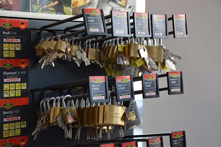 Ein Schlüsselbund hängt an einem Regal in einem Geschäft