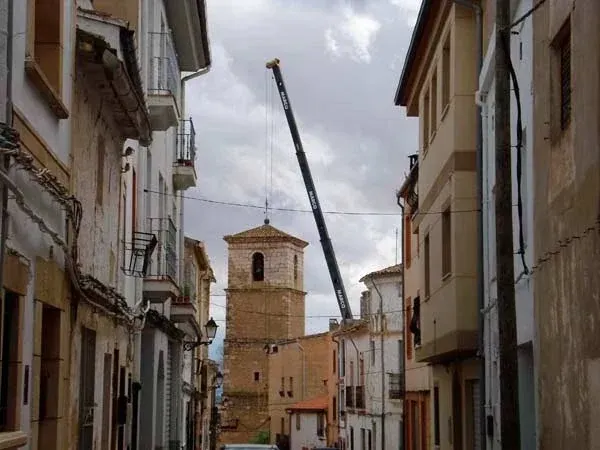 Icono de marcador de posición gris claro con un sol y montañas sobre fondo blanco