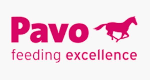 Logotipo de Pavo en rosa con la silueta de un caballo y el eslogan “alimentando con excelencia”.