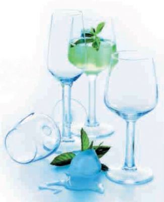 Un grupo de copas de vino colocadas encima de una mesa.