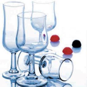 Un grupo de copas de vino colocadas una encima de la otra.