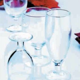 Una fila de copas de vino están sobre una mesa.