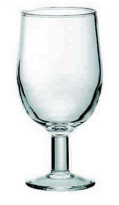 Una copa de vino transparente sobre un fondo blanco.