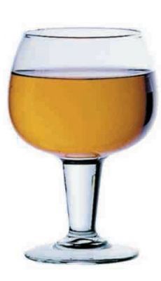 Un vaso lleno de un líquido amarillo sobre un fondo blanco.