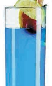 Un vaso lleno de líquido azul y una rodaja de limón.