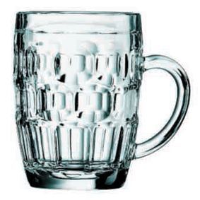 Una taza de cristal transparente con asa sobre un fondo blanco.