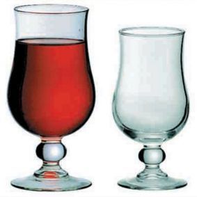 Dos copas de vino llenas de líquido rojo y una vacía.