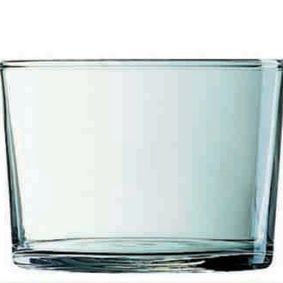 Un vaso de cristal vacío sobre un fondo blanco.