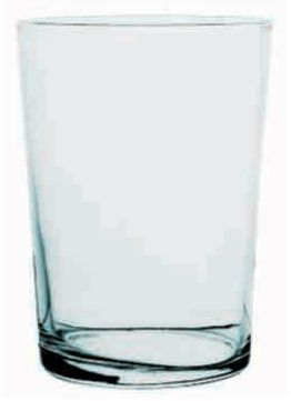 Un vaso transparente reposa sobre una superficie blanca.