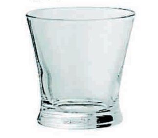 Una taza de cristal transparente sobre un fondo blanco.