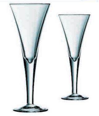 Dos copas de vino están una al lado de la otra sobre un fondo blanco.