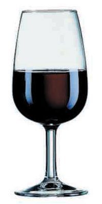 Una copa de vino llena de vino tinto sobre un fondo blanco.