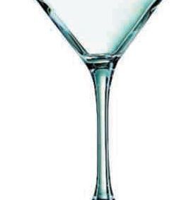 Una copa de martini llena de líquido sobre un fondo blanco.