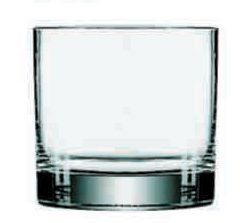 Un vaso de agua vacío sobre un fondo blanco.