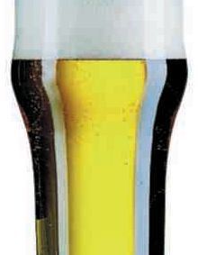 Un primer plano de un vaso de cerveza sobre un fondo blanco.