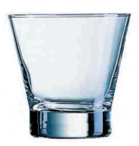 Un vaso transparente lleno de agua sobre un fondo blanco.