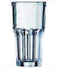 Un vaso transparente lleno de agua sobre un fondo blanco.