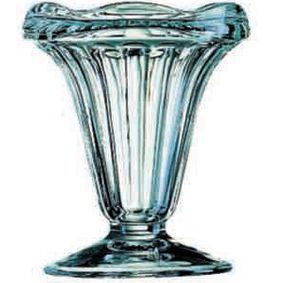 Un vaso de helado de vidrio transparente sobre un fondo blanco.