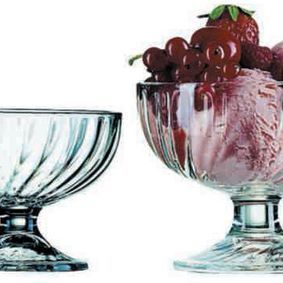 Dos cuencos de cristal llenos de helado y fruta sobre un fondo blanco.