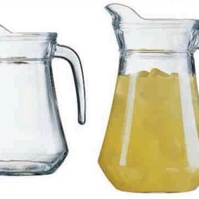 Una jarra de agua y una jarra de limonada sobre un fondo blanco.