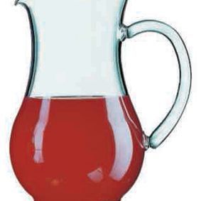 Una jarra de vidrio llena de líquido rojo sobre un fondo blanco.