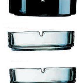 Tres ceniceros de cristal están apilados uno encima del otro sobre un fondo blanco.