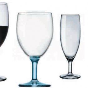 Tres tipos diferentes de copas de vino están colocadas una al lado de la otra sobre un fondo blanco.