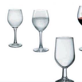 Un grupo de copas de vino llenas de diferentes tipos de vino.