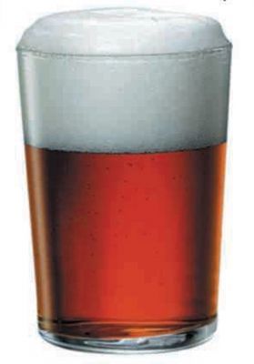 Un vaso de cerveza con espuma encima.