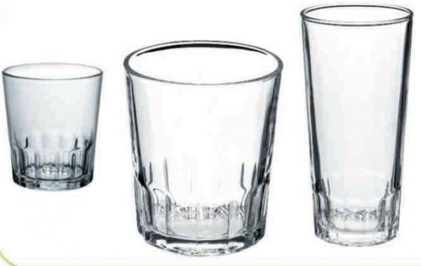 Tres vasos transparentes de diferentes tamaños están alineados sobre un fondo blanco.
