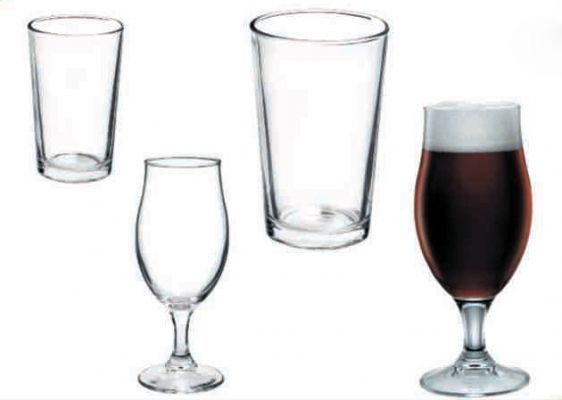 Cuatro tipos diferentes de vasos están alineados sobre un fondo blanco.