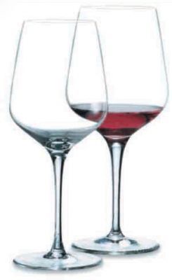 Dos copas de vino llenas de vino tinto sobre un fondo blanco.