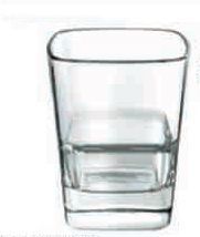 Un vaso transparente lleno de agua sobre un fondo blanco.