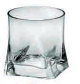 Un vaso transparente con base cuadrada sobre un fondo blanco.