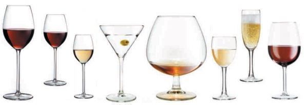 Una fila de diferentes tipos de copas de vino sobre un fondo blanco.