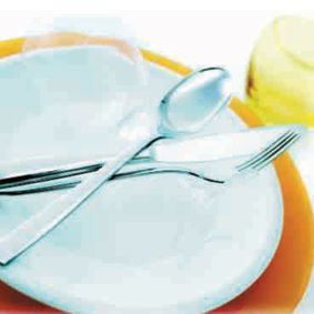 una cuchara y tenedor en cruz