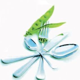 Un tenedor y una cuchara con una judía verde encima