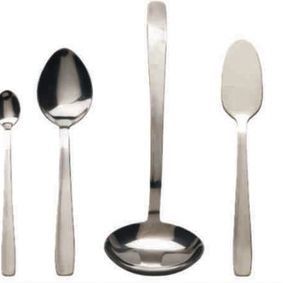 Cuatro cucharas de plata y un cucharón sobre un fondo blanco.