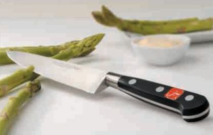 cuchillo cortando unos espárragos