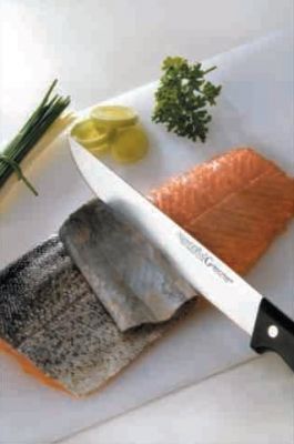 Cuchillo cortando un salmon 