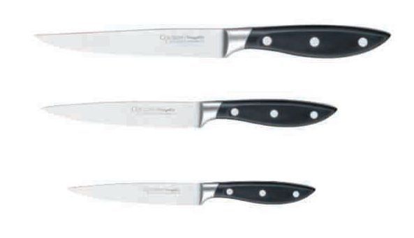 Tres cuchillos con mangos negros sobre fondo blanco.