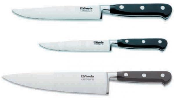 Tres cuchillos con mangos negros sobre fondo blanco.