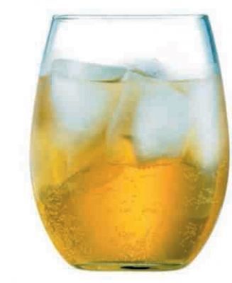 Un vaso de cerveza con cubitos de hielo sobre un fondo blanco.