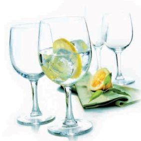 Un grupo de copas de vino llenas de agua y rodajas de limón.