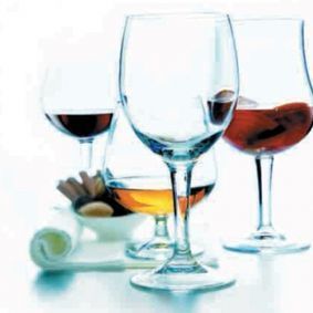 Un grupo de copas de vino llenas de diferentes tipos de vino.