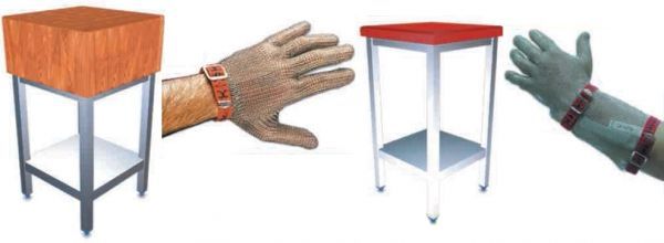 Una persona que lleva un guante de cota de malla está de pie junto a una mesa.